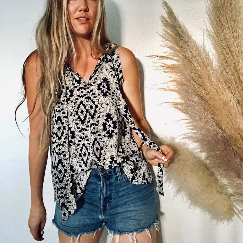 NORDSTROM SOPRANO Blue White Printed Tie Tank VNeck Swing Blouse Top Shirt Small